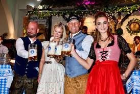 Doch ulla, die das als bestechung erkennt, lässt sich nicht beirren. Bergfest Hofbrau Wiesn Madlwiesn Mit Axel Schulz Micaela Schafer