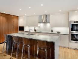Modele De Cuisine Contemporaine En Bois Et Blanc Avec Un Ilot Central En Bois Et Beton Et D Cuisine Contemporaine Cuisine Contemporaine Blanche Cuisine Moderne