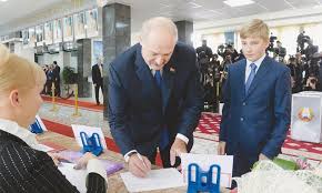 Lukaschenkos erwachsene söhne stammen aus erster ehe, das paar trennte sich, als lukaschenko 1994 präsident wurde. Voters In Belarus Set To Give President Lukashenko Fifth Term Newspaper Dawn Com