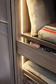 20 Stylish Bedroom Closets That Will Make You Think Its Never Just A Bedroom Closet Lightin Versteckte Beleuchtung Stilvolles Schlafzimmer Innenbeleuchtung