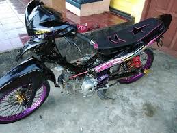 2.modifikasi motor jupiter z terbaru ini akan menjadi pembhasan utama kita kali ini, dan buat kamu yang punya jupiter z dan ingin modif jupiter z yang maksimal atau seenggaknya punya gambaran untuk mendapatkan konsep modifikasi yang akan di tuangkan pada motor jupiter z kamu bisa pentengin artikel ini karena di sini juga telah di sediakan. Jok Jupiter Z