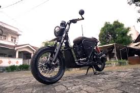 Belakangan sekitar pertengahan 2011, di indonesia mulai marak aliran sejenis. Modifikasi Yamaha Mio Cafe Racer Milik Youtuber