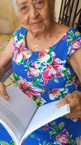 A los 95 años lee sin gafas