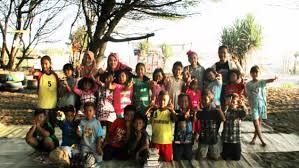 Meja belajar dua sisi sumber gambar: Bangun Taman Belajar Anak Di Lingkungan Prostitusi