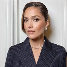 Blushed cheeks and eyes using the new @hudabeauty BLUSH FILTER palette in  “Rose Berry” Eye Shimmer