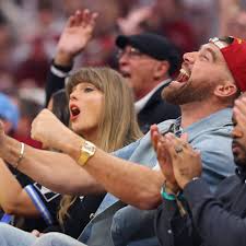 🍿 Chaos courtside! Travis Kelce stole the show at the Cavaliers vs Knicks  playoff game—chugging a beer on the Jumbotron while Taylor Swift could  barely watch. 😳 The NFL star was full