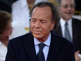 La Fiscalía analiza ya una denuncia de dos mujeres contra Julio Iglesias por agresión sexual y trata de seres humanos