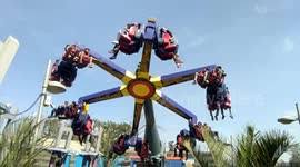 This is funny slingshot ride by funny videos on vimeo, the home for high quality videos and the people who love them. Newsflare Woman Can T Stop Laughing After Friend Passes Out Four Times On Slingshot Ride In Florida