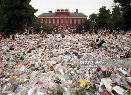 Floral Tributes And Balloons Laid In The Gardens Of Kensington Palace Princess Diana Funeral Diana Funeral Princess Diana Photos