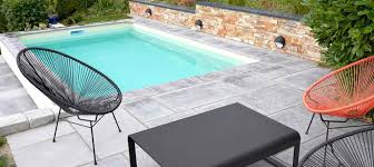 Piscine en béton de forme carrée idéale pour les petits terrains à sète dans l'hérault. Petite Piscine Sur Terrain En Pente Amenage Piscines Carre Bleu