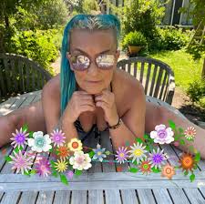 Ma prawie 60 lat i zarabia na seks-fotkach. Namówiła ją... córka