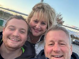 Happy birthday to amazing, caring, funny and beautiful mom! I'm very  thankful to have her in my life. I hope this day and upcoming year are  awesome as you are and full