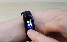 Kak Vklyuchit Vyklyuchit Razblokirovat I Proverit Na Podlinnost Fitnes Braslet Xiaomi Mi Band 4