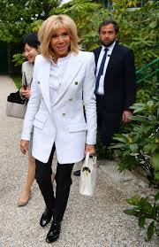 Born 13 april 1953) is a french schoolteacher who is the wife and former teacher of emmanuel macron, current president of france. Brigitte Macron Que Fait Elle De Ses Tenues De Luxe Une Fois Portees