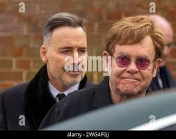 Bilder: David gibt den Ehemann von Elton John aus. Er verlässt den High  Court in London 30.3.23. Er schlug den Wachmann mit der Faust von dem  Gericht, das ihn hatte Stockfotografie