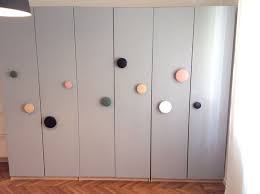 Ikea Pax Hack Mit Grauer Farbe Und Muuto Punkthaken Als Griffe Von Mommodesign Farbe Grauer Griffe Mo Ikea Kinderzimmer Ikea Ideen Kleiderschrank Ikea Kids