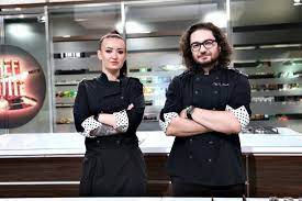 Cadou modest pentru marele câştigător de la chefi la cuţite. Finala Chefi La CuÈ›ite 2020 Ce Echipe È™i Au Ales Roxana Blenche Maria È™andru È™i IonuÈ› Belei Antena 1