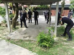 Walaupun dia takde fb, kalau dia terbaca ni, aku harap dia tahu aku bangga punya ayah macam semuanya dah ada dalam kepala ni. Nak Balas Dendam Ke Penduduk Tak Puas Garaj Kereta Depan Rumah Pun Kena Roboh