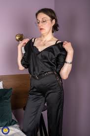 Small breasted mature Barbara is getting wet in the bedroom - Mature.nl