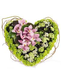 Le piante ed i fiori sono naturali elementi decorativi della casa: Cuore Funebre Con Orchidee Rosa Al Centro Fiorellini Bianchi E Verdi E Santini Verdi Sul Bordo