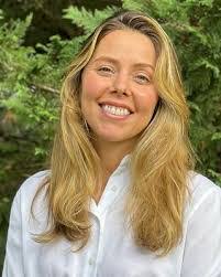 Elizabeth Aiello's Instagram, Twitter & Facebook