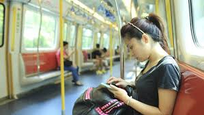 Perempuan, misterius, bisa main game adalah kombinasi yang menarik. Di Mana Posisi Teraman Untuk Duduk Di Kereta Secara Ilmiah