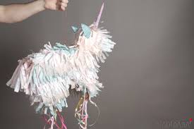Diese coole ananas sorgt für partystimmung. Diy Einhorn Kindergeburtstag Gewaltfreie Pull String Einhorn Pinata Selber Machen