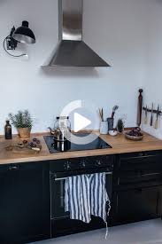 Cuisine De La Semaine Une Cuisine De Campagne Bricolage Ikea Pour Deux Createurs Berlinois Cuisine Noire Et Bois Deco Maison Ikea