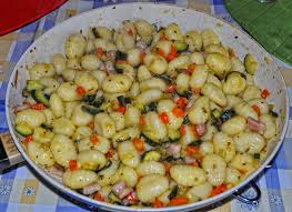 Fagottini agli spinaci con verdure e crema di piselli. Gnocchi Gialli Al Ragu Di Verdure 1000 Ricette