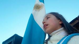 Miles de banderitas en escuelas primarias para los actos del 20 de Junio