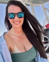 Ashley Andersen's Instagram, Twitter & Facebook