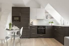 Amenagement De Combles Cuisine Moderne Avec Armoires Table A Manger Et Chaises Cuisine Moderne Chaises De Table A Manger Loft