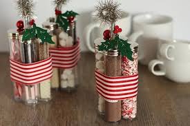 10 Ideas Para Regalar Detalles Hechos A Mano Aptos Para Amigos Invisibles Profes Del Cole Vecinos O Compan En 2020 Regalos Navidenos Regalos De Navidad Manualidades