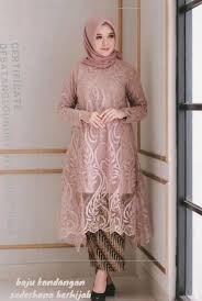 Dress kebaya muslim kombinasi brokat dan satin yang elegan. 26 Model Baju Kondangan Sederhana Berhijab Padukan Dengan Celana Ini Lebih Modis Foto Pengantin