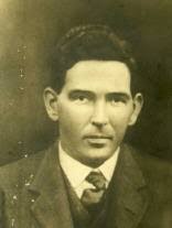 Elliott Carroll's Instagram, Twitter & Facebook