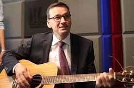 Trwa akcja ocieplania wizerunku mateusza morawieckiego. Minister Morawiecki Gitarzysta Koncert Piosenek Bieszczadzkich Wmeritum Pl