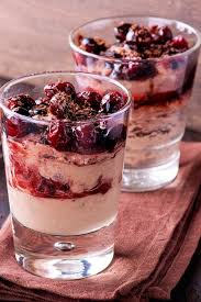 Nachtisch Im Glas Gluhweinkirschen Mit Zimt Mascarpone Rezept Weihnachtsessen Dessert Einfacher Nachtisch Dessert Rezepte Einfach