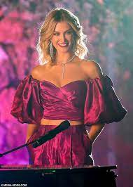 Delta lea goodrem (nacida el 9 de noviembre de 1984 en sydney, australia) es una cantante y autora de música pop, y una actriz de televisión australiana. Delta Goodrem Stuns As She Films Her Performance For The Music From The Home Front Concert Ali2day