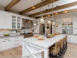 Une Maison Typique Americaine En Bois Et Pierre Et Tous Equipements Modernes Avec Images Cuisine Americaine Cuisine Moderne Renovation Cuisine