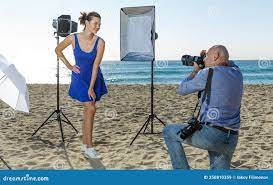 成人模特摄影库存图片. 图片包括有订婚, 摄影师, 男人, 木命, 照相机, 纵向, 方式, 本质- 250810359