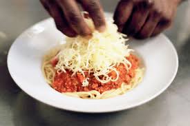 En het duurt maar 5 minuten om dit heerlijke basisrecept voor pindasaus te maken. 17 Restaurants Waar De Spaghetti Bolognese Echt De Moeite Is Culinair Knack Weekend