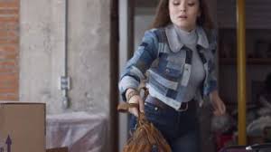 Eine influencerin telefoniert beim autofahren und hat einen unfall. Larissa Manoela Clothes Outfits Brands Style And Looks Spotern