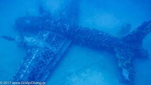 Το ναυάγιο καλύπτει όμως και τα γούστα των μερακλήδων που θέλουν να πιούν το κρασάκι τους κοντά στη θάλασσα με. Ena Aeroporiko Nayagio Sto By8o Xrysopohghs Ths Sifnoy