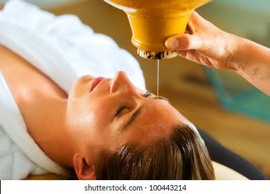 Kvinne nyter en ayurveda olje massasjeArkivfotografi100443214 | Shutterstock