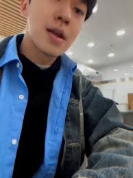 kalo kamu ngerasa hidupmu kurang warna, mungkin kamu perlu coba bucinin  cowo tinggi 175, humoris, di ajak ngejamet bisa, sok cakep juga bisa, two  block gaya rambutnya, maniak brokoli sama tengil dikit ...