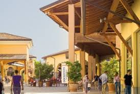Il franciacorta outlet village offre un'esclusiva esperienza di shopping in più di 190 negozi dei migliori brand. Franciacorta Outlet Village Outlet Malls