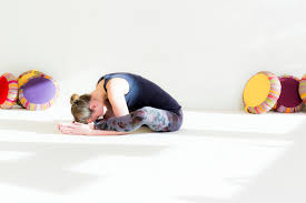 Table à café double étagère cette table basse double étagère est faite de bois récupéré. Kurmasana La Posture De La Tortue Yoga Journal France