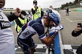 Defending champion geraint thomas loses time to tour de france leader julian alaphilippe after the frenchman's stunning time trial win on stage 13. Alaphilippe World Champion The Emotion Three Months After The Death Of His Father Archyde