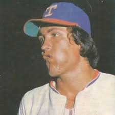 26/10/1936: Nació en Caracas Elio Chacón, el grandeliga jugó 4 temporadas  (1962-65/1966-67) con #Tiburones, pegó 162 hits, con 90 carreras anotadas,  56 empujadas y 27 bases robadas, fue líder en boletos recibidos