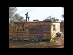 Cada familia podía construir una casa según sus necesidades y tamaño. Casa De Palets Youtube